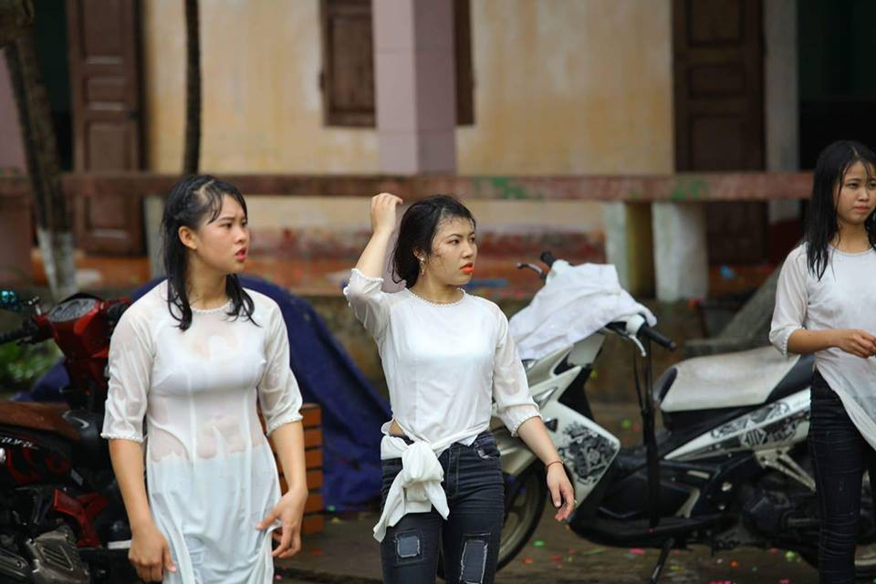 Theo chia sẻ của nickname Phương Linh, các bạn học sinh đã chuẩn bị chụp một bộ ảnh kỷ yếu đáng yêu khác, nhưng khi bắt đầu chuẩn bị chụp ảnh thì trời mưa. Thế là cả lớp đi đến quyết định "dân chơi không sợ mưa rơi".