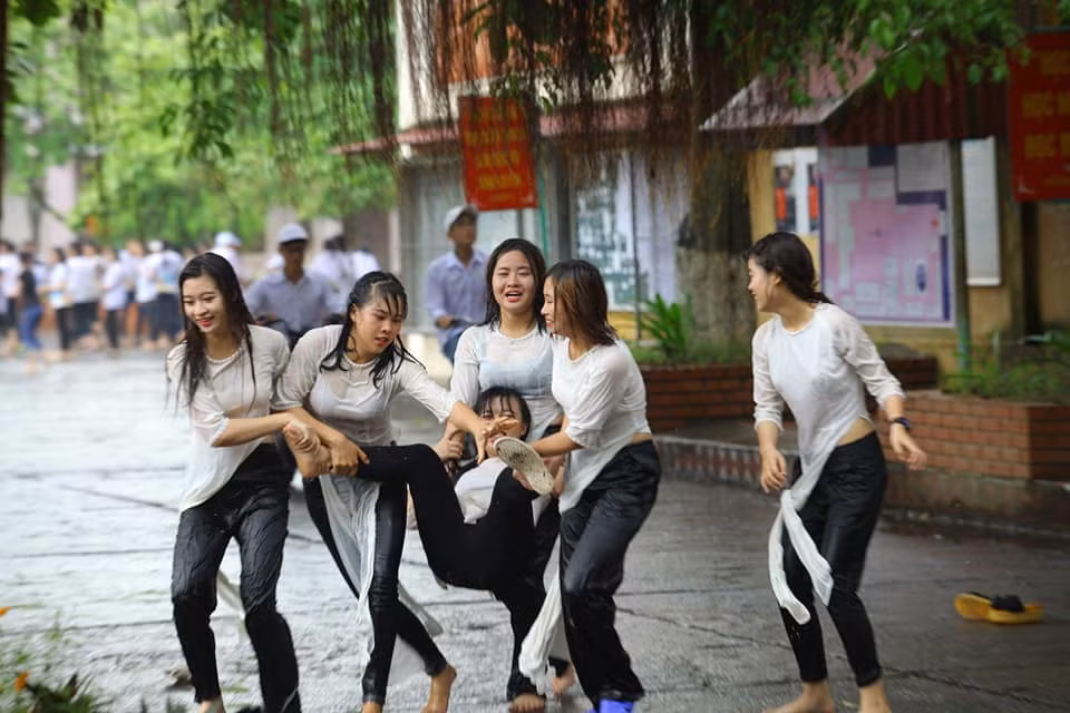 Còn nickname Minh Quý thì cho rằng: "'Có lẽ những khoảnh khắc này khó để quên, tuổi học trò trôi qua nhanh lắm các em ạ. Hãy cứ tận hưởng khi còn có thể''.