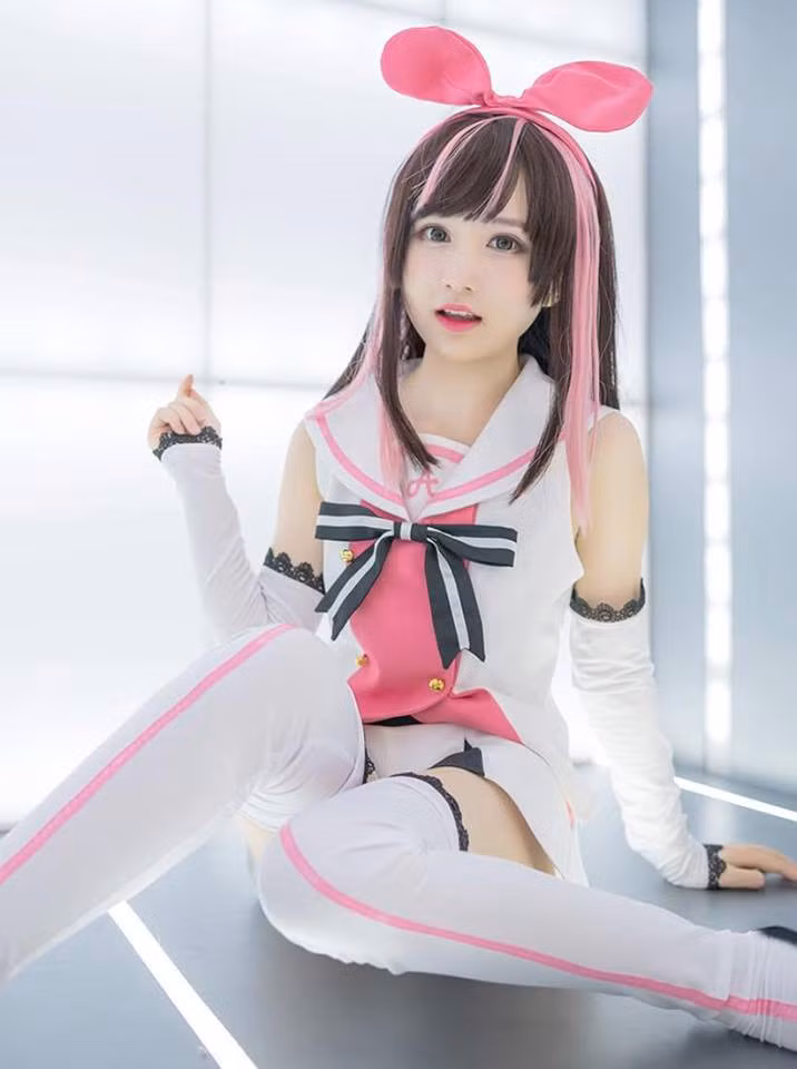 Tuy nhiên cũng theo chia sẻ của cô nàng 9X Trung Quốc này, để có được một bức ảnh cosplay chuẩn, cô cùng ê kíp của mình phải mất rất nhiều công sức từ hóa trang, trang phục cho tới hậu kì sau chụp.