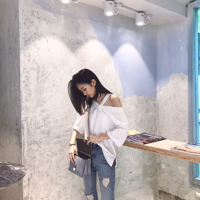 Những món đồ mà Qshere sử dụng cũng toàn là hàng hiệu. Nhiều người còn phải nhận xét chỉ cần nhìn cô bạn này đã thấy ở cô nàng toát ra khí chất rất tiểu thư lá ngọc cành vàng.