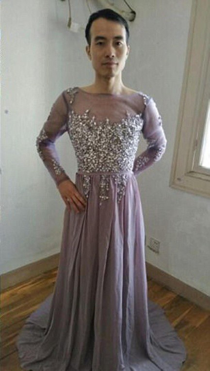 Câu chuyện bắt đầu khi cô gái người Anh may mắn tìm thấy một shop bán đồ dạ hội và váy cưới trên mạng đúng với ý thích của mình nên rất hào hứng muốn mua hàng.