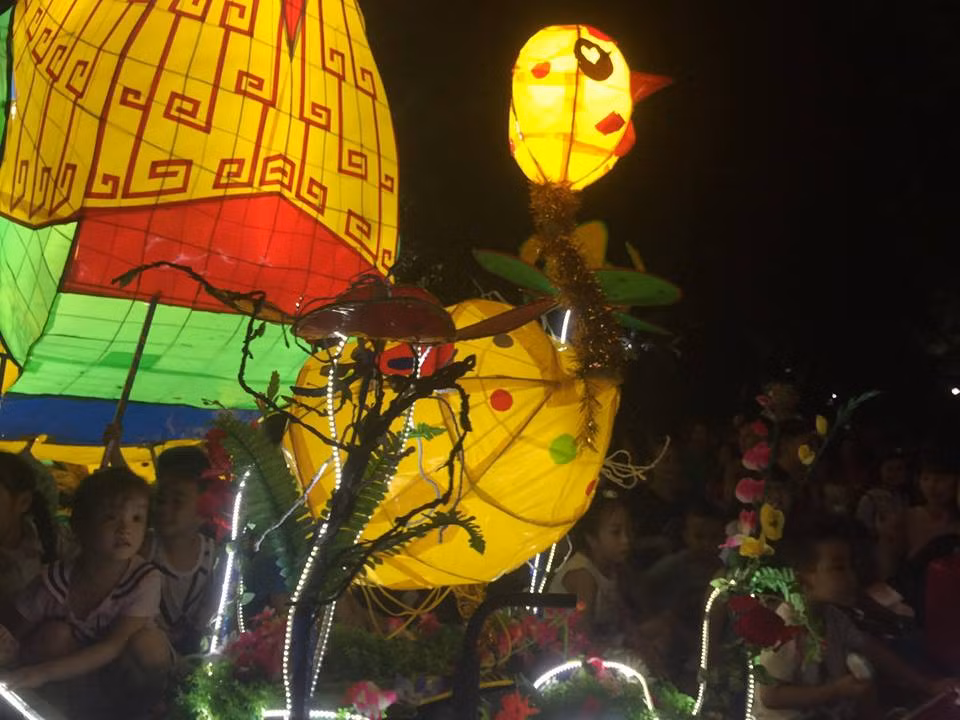 Đại diện cho nhóm đã chế tác ra chú gà khổng lồ này anh La Trường Giang đã có những chia sẻ với PV Kiến Thức: “Đây là chú gà đã từng xuất hiện rất nhiều lần trong lễ hội Thành Tuyên được tổ chức hàng năm và chúng tôi đã phải mất rất nhiều thời gian để lên khung bằng tre, sau đó là lắp bóng đèn trang trí và phủ giấy bóng màu bên ngoài mô hình”.