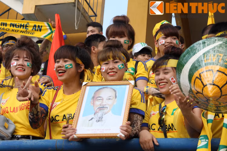 Những CĐV xinh đẹp xứ Nghệ hội tụ tại Hà Nội trong trận đại chiến giữa hai lò đào tạo bóng đá bậc nhất cả nước.