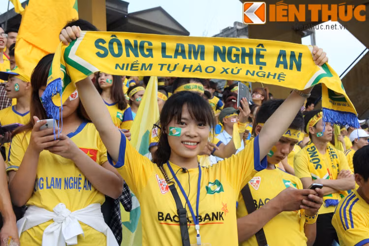 Họ không chỉ phủ vàng sân Hàng Đẫy bằng màu vàng truyền thống mà còn bằng cả màu đỏ của lá cờ quốc kỳ.