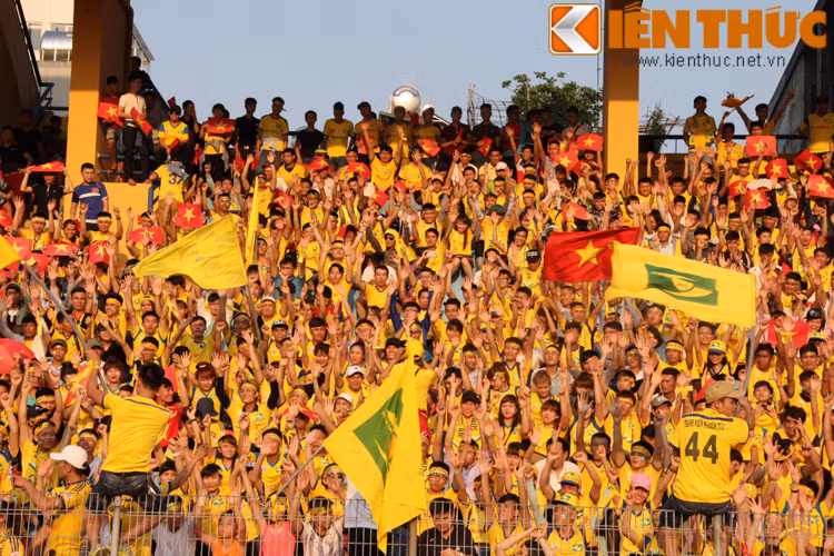 Không chỉ sự xuất của người nhện, những CĐV SLNA còn có màn cổ vũ bằng nhịp vỗ tay Viking từng nổi tiếng của các CĐV Iceland trong kỳ Euro 2016 vừa qua.