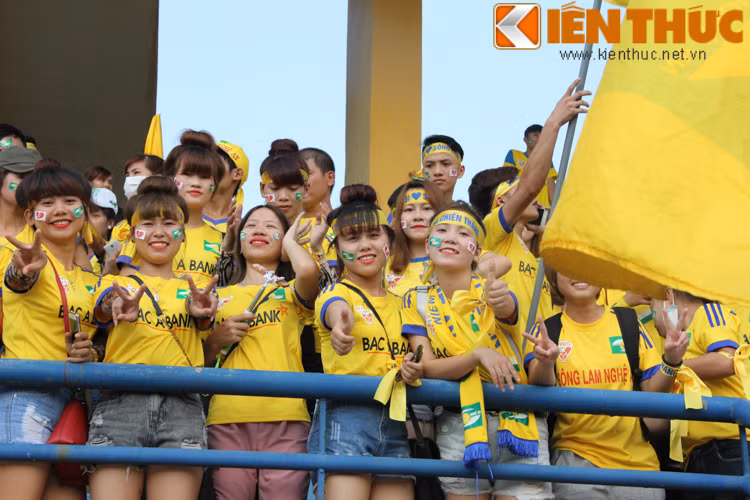 CĐV SLNA nổi tiếng với những hot girl và những màn cổ vũ đặc biệt. Họ đến với Hà Nội không chỉ khoe sắc mà còn muốn truyền lửa xuống sân để những "chiến binh quê Choa" thi đấu máu lửa.