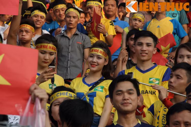 Cô nàng xinh đẹp Huyền Trang nổi tiếng cư dân mạng cũng có mặt tại sân Hàng Đẫy để cổ vũ cho đội bóng quê nhà SLNA.