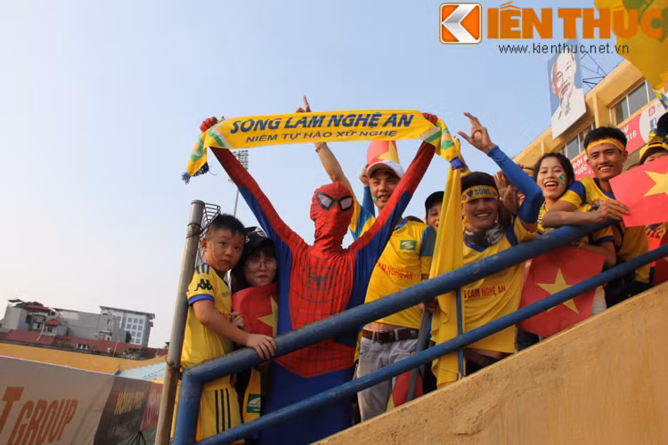 Chiều 24/7, trận đại chiến SLNA - Hà Nội T&amp;T là tâm điểm của vòng 17 V.League 2016. Trận đấu này không chỉ được chú ý bằng chuyên môn trong sân cỏ mà còn bằng những màn thể hiện của các CĐV trên khán đài.