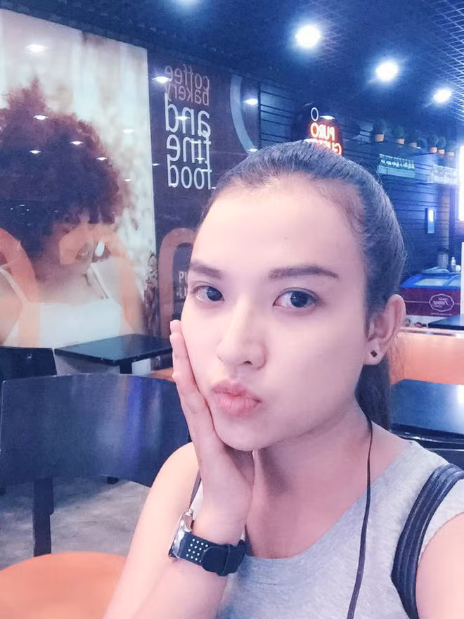 Bên cạnh việc ghen tỵ, nhiều người cũng tò mò đi tìm danh tính của cô nàng bị gắn cho cái tên "Người tình tin đồn" của Tiến Dũng. Cũng chẳng mất nhiều thời, danh tính của cô gái bí hiểm trên đã được tìm ra và được công khai.