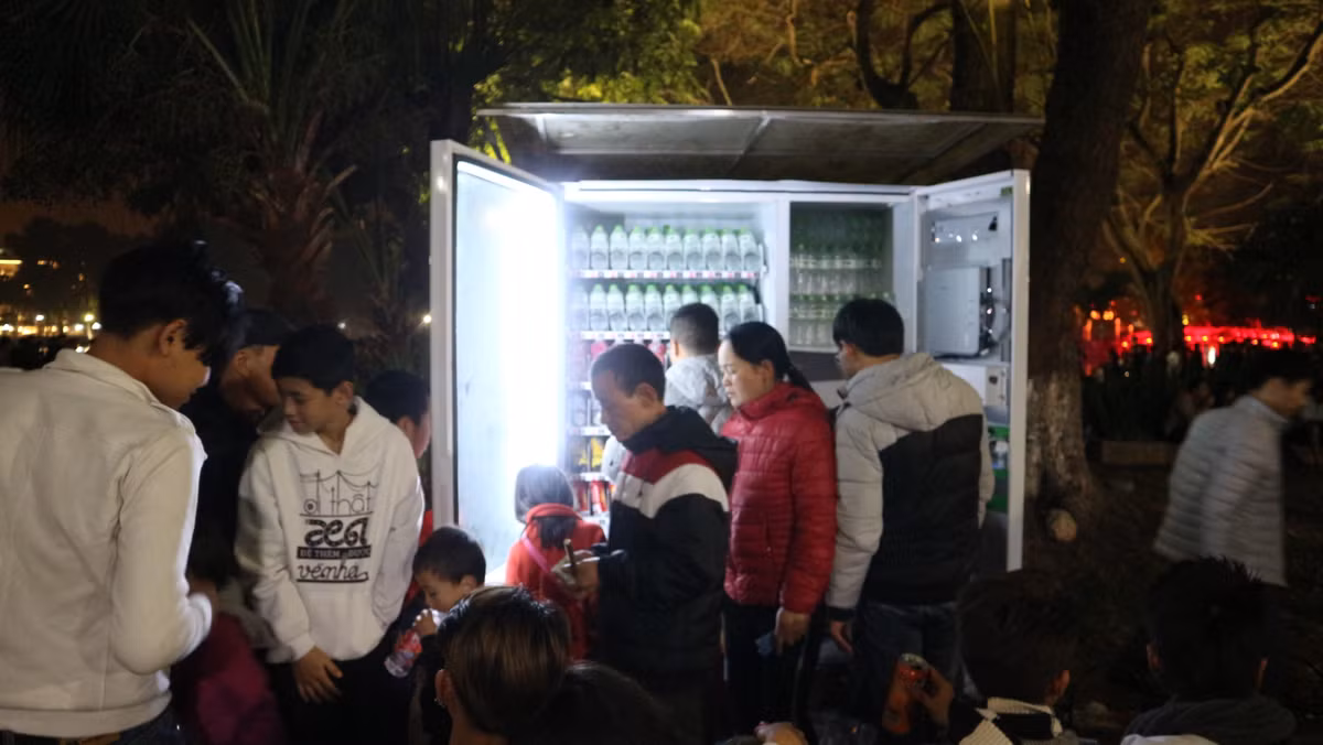 Không chỉ có trà tranh mà các cây bán nước tự động xung quanh phố đi bộ Hồ Gươm đêm 30 Tết cũng rơi vào tình trạng quá tải và tăng giá bất ngờ. Ngày bình thường những chai nước chỉ có giá từ 10 - 15 ngàn đồng nhưng ngày này một chai nước đã được tăng giá khiến nhiều người bỡ ngỡ.