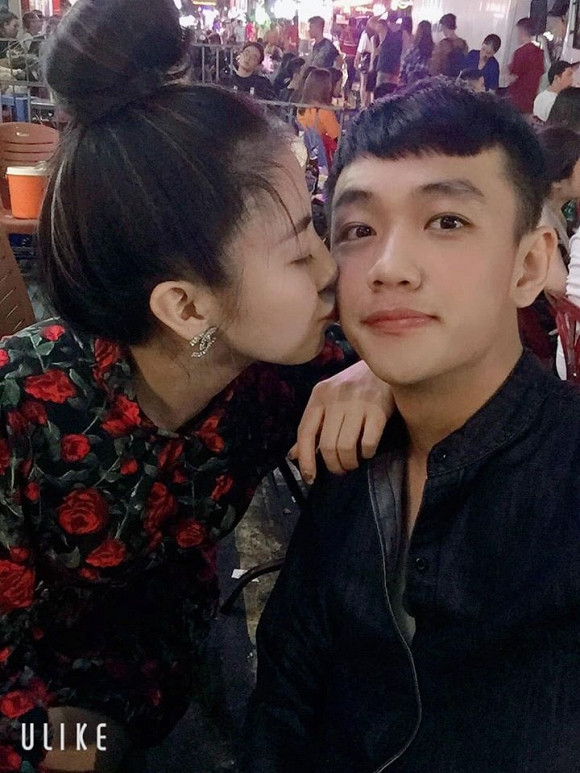 Không còn úp mở như trước, giờ đây hot girl bán bánh tráng trộn thoải mái đăng ảnh tình cảm bên bạn trai mới Trí Phạm. Anh chàng này sở hữu vẻ ngoài khá điển trai.