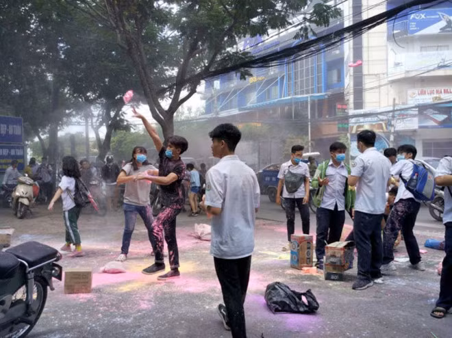Cũng theo nhiều bạn từng học tại ngôi trường trên ở TP HCM cho hay, tình trạng ném bột màu gần như năm nào cũng xảy ra trong ngày bế giảng năm học và sự việc lần này cũng nằm trong "thông lệ" đó. Lường trước được vấn đề này, nên bảo vệ đã nhanh chóng đóng cổng trường, nhưng các học sinh vẫn tiếp tục ném bột vào sân.