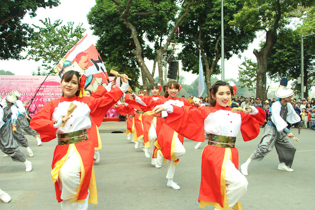 Yosakoi là một điệu múa mùa hè độc đáo có nguồn gốc từ thành phố Kochi, Nhật Bản. Theo thời gian, điệu múa này dần trở nên phổ biến và được trình diễn tại các liên hoan và sự kiện trên khắp đất nước.