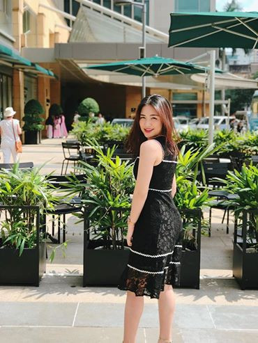 Cũng không phải dạng vừa, ngay sau khi bị dính nghi vấn dao kéo vòng 1, Hòa Minzy đã phản ứng bằng cách cho đăng tải ngay bức ảnh được chụp năm 2011, khi đó cô nàng 16 tuổi có gương mặt non nớt và trẻ con và mạnh dạn mặc chiếc váy hoa nhí điệu đà và khoét ngực khá sâu.