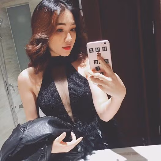 Những bộ trang phục quyến rũ của Hòa thời gian gần đây cùng vòng 1 có phần "phát tướng" càng khiến làn sóng suy nghĩ về việc quán quân Học viện ngôi sao động dao kéo càng lên cao.