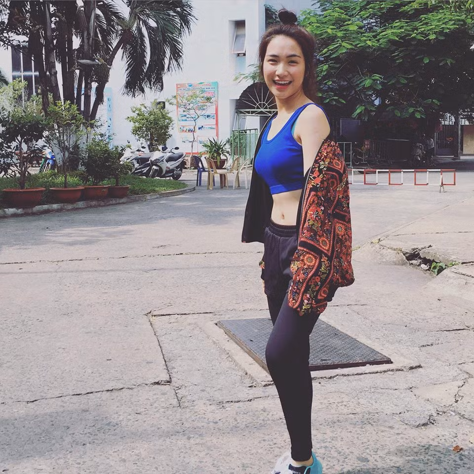 Cụ thể, trên trang cá nhân của mình, người tình cũ của Công Phượng cho đăng những bức ảnh khá táo bạo với những bộ trang phục mát mẻ như bikini, áo khoét cổ sâu hoắm, khoe khéo vòng 1 căng tràn.