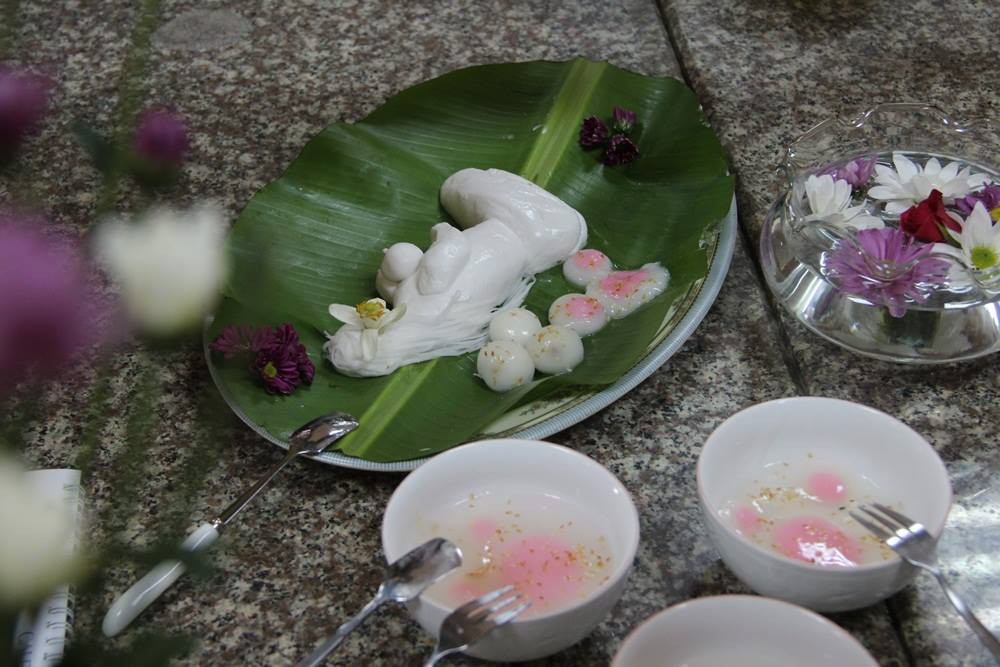 Chưa dừng lại ở đó, những hình hài kì thú như điêu khắc cũng được dân mạng trình diễn trên đĩa bánh trôi cúng Tết Hàn Thực của mình.