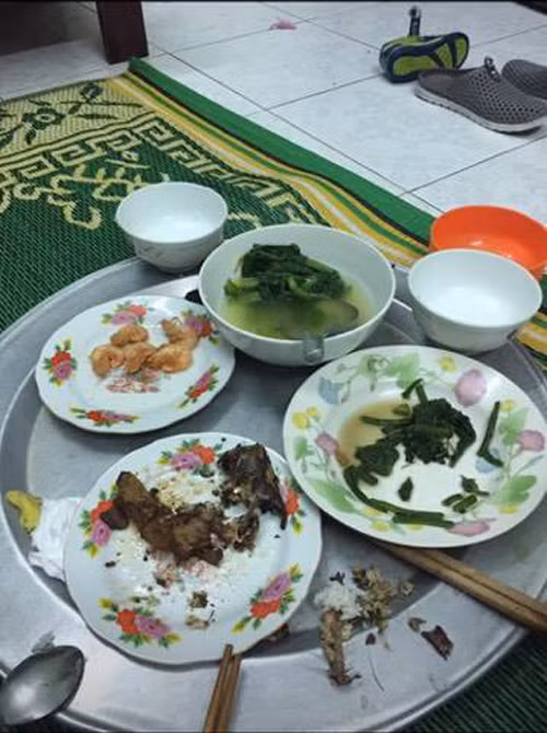 Cụ thể, trong bức ảnh được đăng tải, trên mâm cơm thừa để phần lộn xộn thức ăn, chỉ có bát canh cặn, hai miếng trứng “đầu thừa đuôi thẹo”, đĩa rau ăn dở, cùng đống bát đũa bẩn.