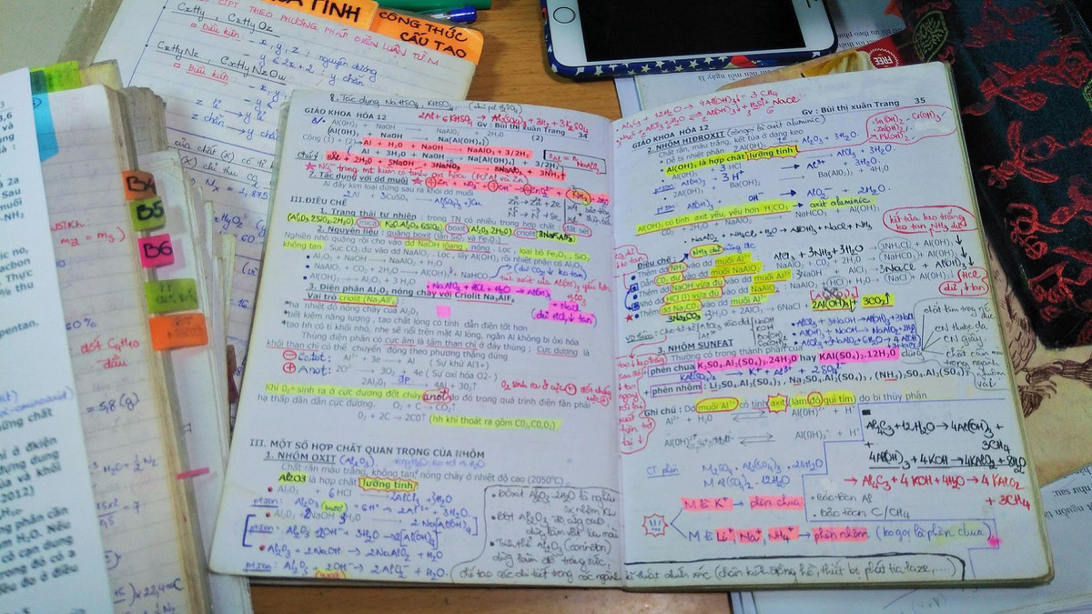 Mới đây, trong group Không Sợ Chó xuất hiện bài đăng của tài khoản có tên Nguyễn Vũ Hoàng khiến cư dân mạng vô cùng thích thú. Chẳng là mấy ngày gần đây, sự quan tâm, chú ý của mọi người chủ yếu đều dồn vào kỳ thi THPT Quốc gia của các bạn trẻ sinh năm 2000.