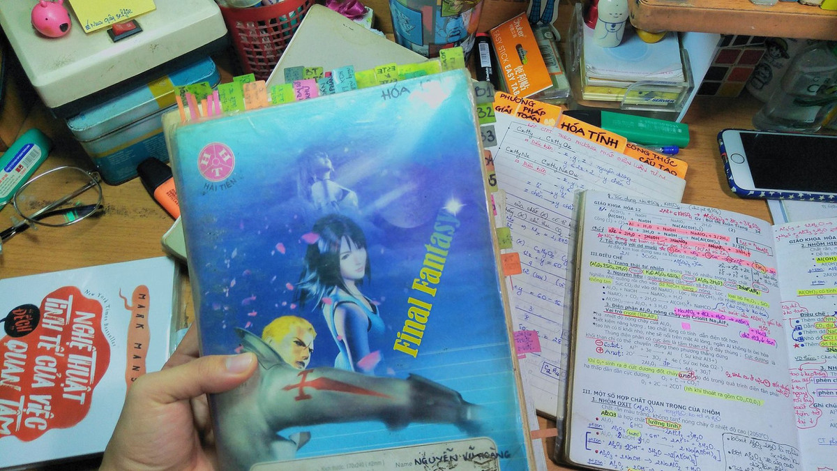 Chính vì vậy, anh chàng này cũng chợt nhớ ra mình cũng từng thi đại học, trong số tài liệu ôn thi lại có một quyển vở hoá vô cùng tâm đắc mà anh giữ lại cho đến tận bây giờ bèn chụp lại khoe cho cư dân mạng chiêm ngưỡng.