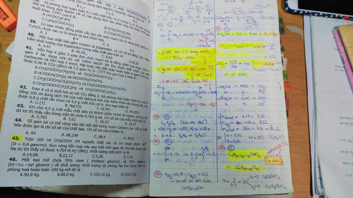 Thật sự ít có cô gái nào tự tay làm ra quyển vở như thế này chứ chưa nói đến là một chàng trai.