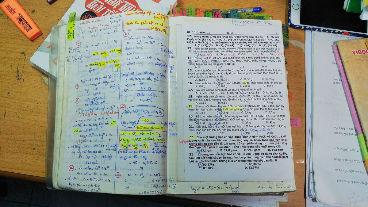Bìa ngoài tuy không có gì đặc sắc nhưng bên trong lại vô cùng sạch sẽ, các mục được phân chia rạch ròi, dễ hiểu.