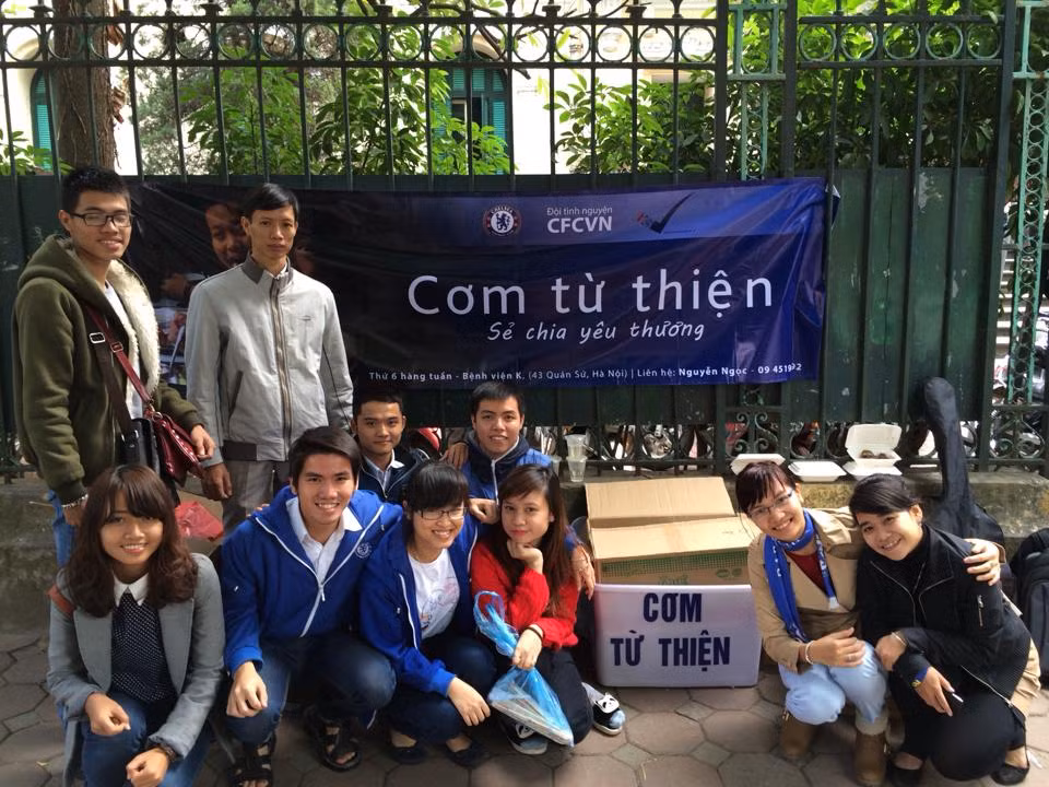 Mai Phương cũng từng trực tiếp tham gia chương trình "Cơm từ thiện" của hội CFCVN tổ chức.