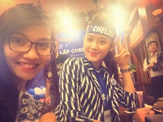 Khi được hỏi về thời điểm bén duyên với CLB Chelsea, Mai Phương dí dỏm trả lời: "Mình yêu Chelsea từ mùa 2005-2006. Khi đó mình mới lên Hà Nội học đại học, ở cùng nhà với ông anh ruột fan Arsenal. Ông anh giành tivi của mình để xem trận Chelsea - Arsenal, mình cũng xem và kết luôn đội bóng do HLV cá tính là Jose Mourinho dẫn dắt".