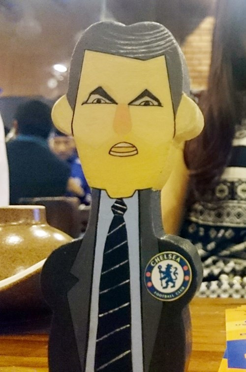 Bước tượng gỗ của HLV Mourinho giá 12 triệu đồng.