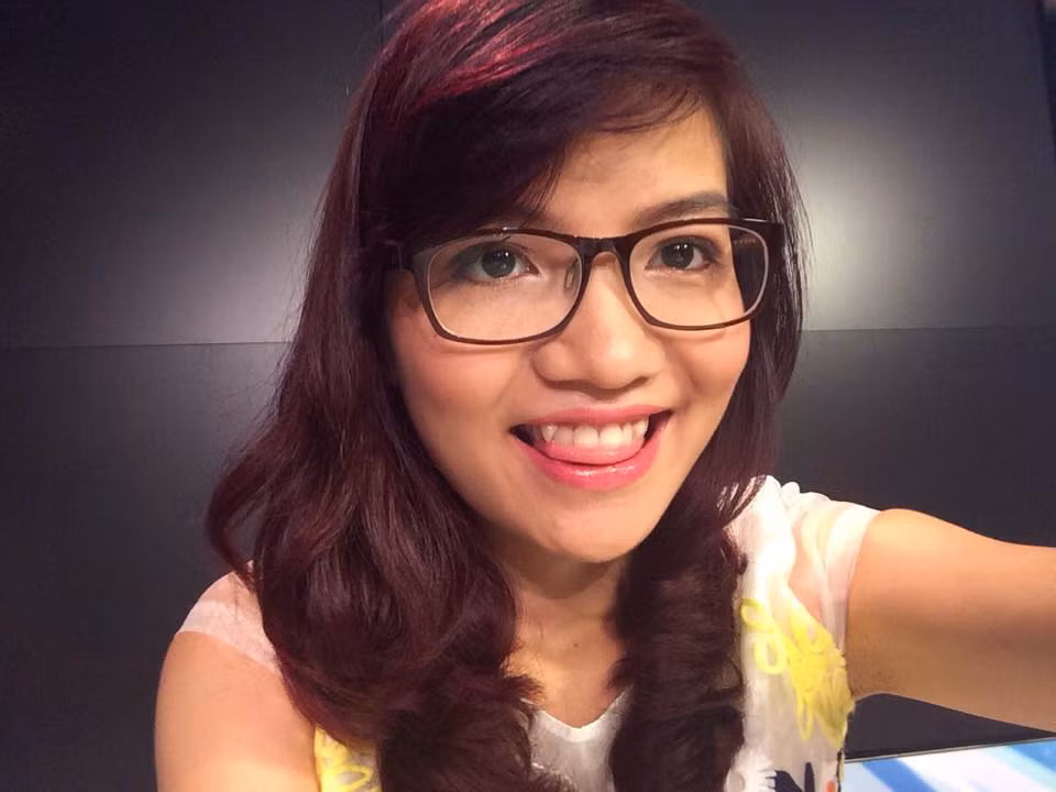 Vũ Mai Phương, 27 tuổi, CEO của một trung tâm ngoại ngữ tại Hà Nội, vừa bỏ ra 12 triệu đồng để mua bức tượng HLV Mourinho bằng gỗ trong buổi đấu giá của CFCVN (hội CĐV Chelsea Việt Nam).