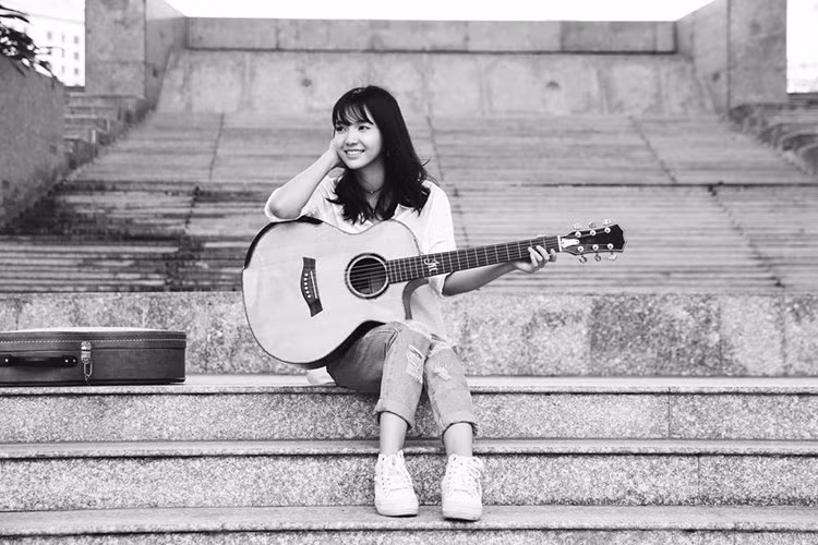 Tuy nhiên, do tuổi đời còn rất trẻ, lại chưa từng biểu diễn trên các sân khấu lớn nên những sự non nớt mà Jang Mi thể hiện vừa qua vẫn được một bộ phận dân mạng thông cảm. Mặc dù mắc lỗi trong lễ trao giải Quả Bóng Vàng Việt Nam vừa qua nhưng tình yêu mà các fan dành cho cô gái được mệnh danh là "công chúa" của dòng nhạc bolero này là không hề giảm sút. Ảnh trong bài: Facebook nhân vật.