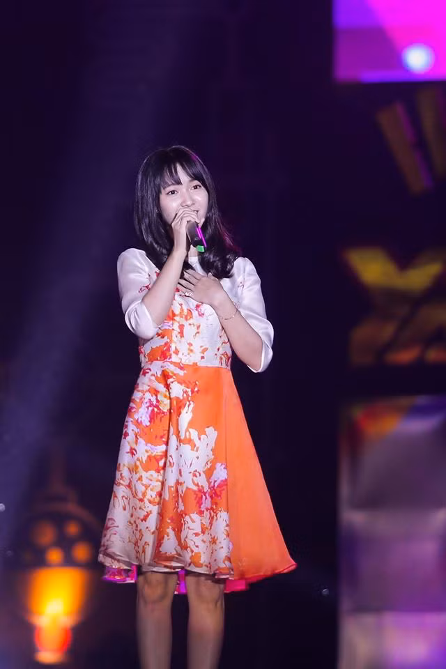 Cụ thể, cô nàng không kiểm soát được lời nói của mình khi liên tục nói vấp: "À… và hiện tại thì…trên tay của Jang Mi đang có những cái à… phần thưởng của tất cả các…à … nữ… à về quả bóng của nữ… thì à Jang Mi sẽ không có công bố mà sẽ xin phép đưa lại cho anh Bảo Quân sẽ mở ra… và công bố cho tất cả mọi người biết ạ."