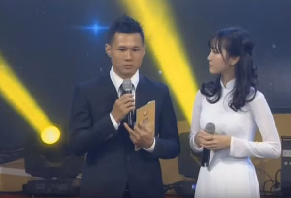 Chưa dừng lại ở đó, sau khi thể hiện ca khúc của mình, Jang Mi còn để mời lại sân khấu để trao giải thưởng Quả bóng Vàng, Bạc, Đồng Nữ cùng với cầu thủ kiêm HLV Futsal Nguyễn Bảo Quân.