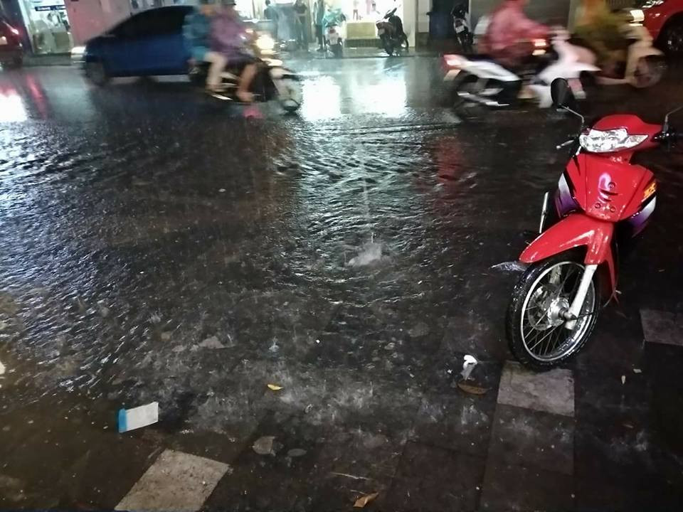 Tại những con phố như Đội Cấn, Kim Mã dù nước ngập không quá cao nhưng cũng làm giảm đi nền nhiệt của Thủ đô sau những ngày nắng nóng.