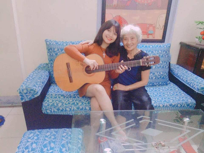 Chỉ sau một thời gian ngắn đăng tải, bài viết khoe bà ngoại chịu chơi của Thiên Ca nhanh chóng nhận được sự chú ý của cư dân mạng, ai nấy đều dành lời khen ngợi độ "xì tin" có thừa của bà.