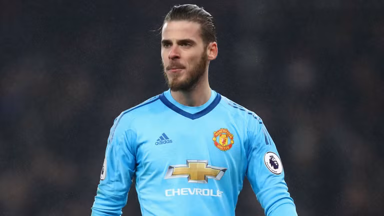 Báo chí Anh loan tin, phía PSG đã sớm tiếp cận De Gea và đưa ra những lời đề nghị cực kỳ hấp dẫn. Do đó, nếu không sớm giải quyết vấn đề hợp đồng với De Gea, nguy cơ Quỷ đỏ mất đi thủ thành tài năng này là không hề nhỏ. Tuy nhiên, có vẻ như mọi thứ đã muộn.
