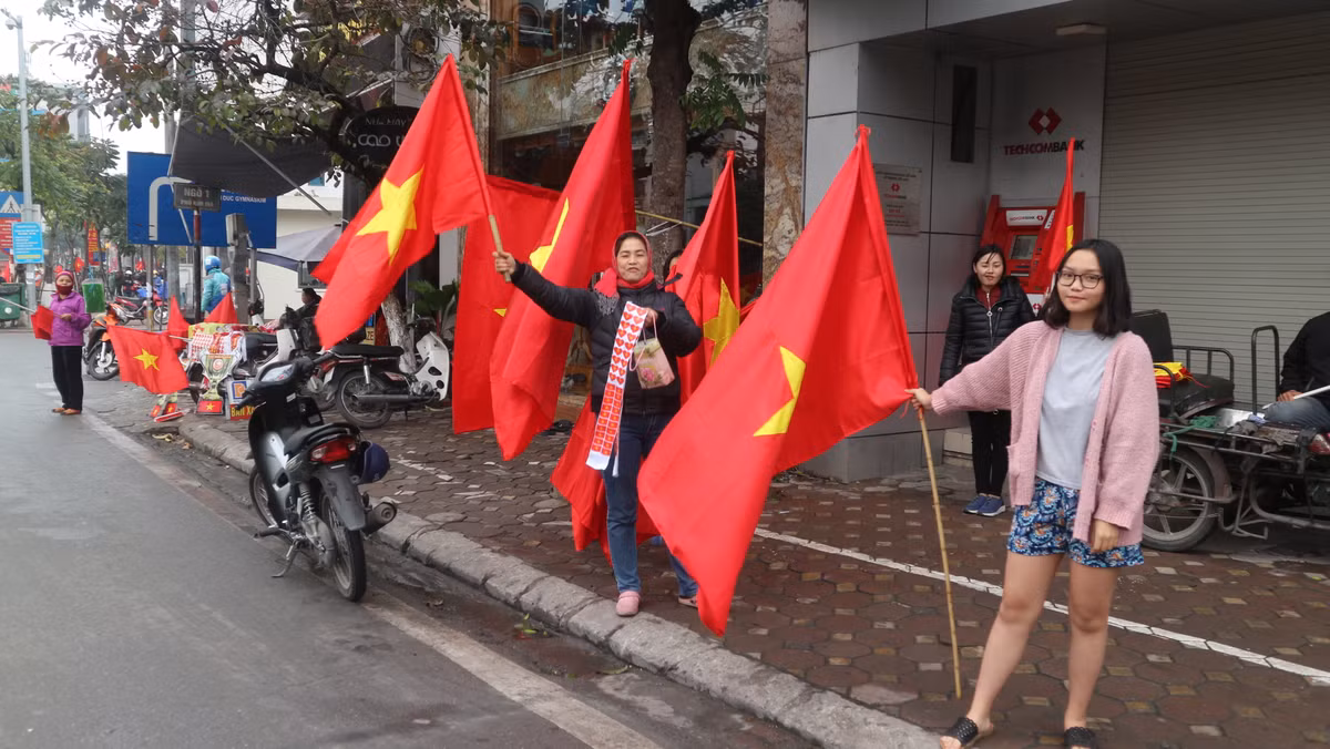 Một góc phố tràn ngập màu đỏ của những lá Quốc kì.