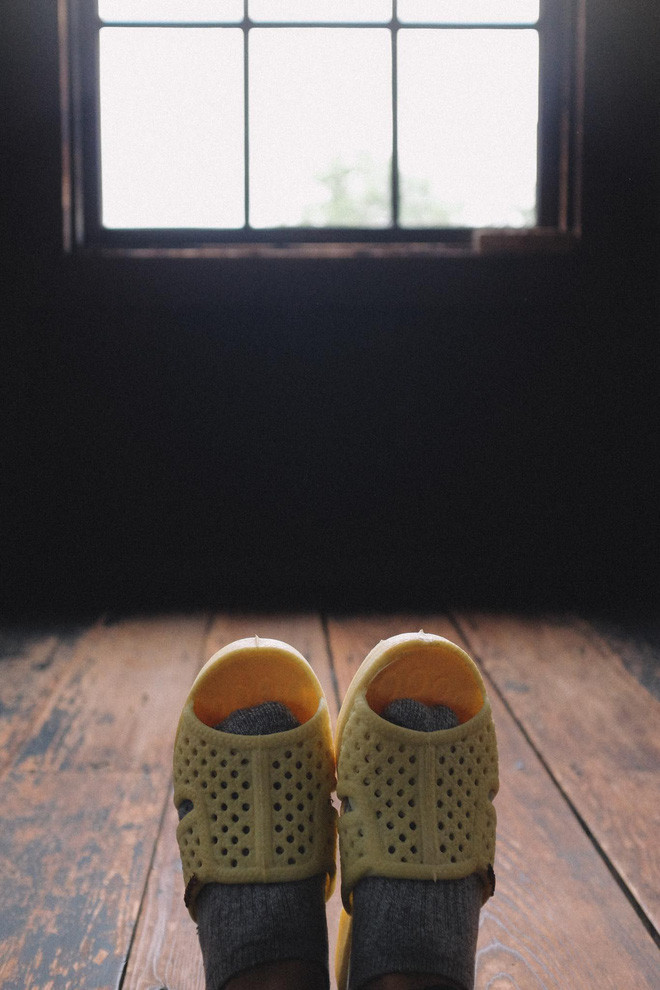 Sơn Tùng đã mang hình ảnh đôi dép quen thuộc, mộc mạc, gắn liền với đời sống hằng ngày của nhiều người Việt vào một bộ ảnh du lịch độc đáo.