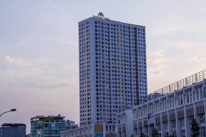 Cư dân Khu chung cư Xuân Mai Riverside bức xúc khi phải sử dụng nước nhiễm bẩn.