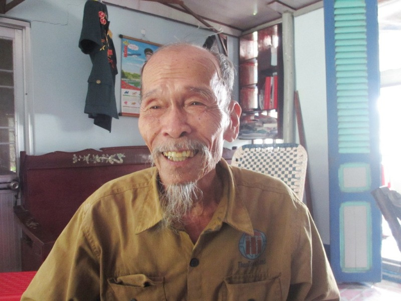 Ông Bảy đang trao đổi với PV Người Đưa Tin (Ảnh: Thanh Lâm).