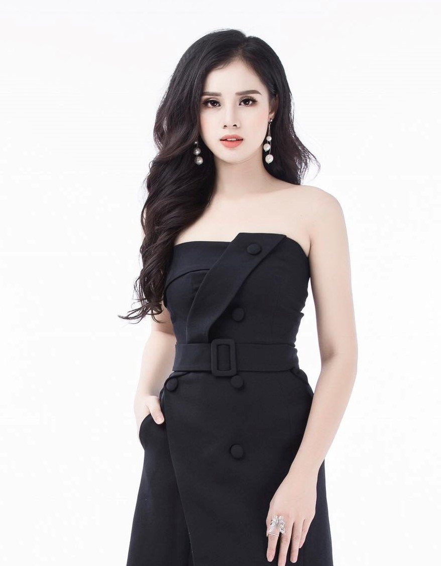 Huyền Trang cũng từng chia sẻ: "Trọng Đại không muốn tôi đi thi nhưng tôi nghĩ anh ấy hiện tại chỉ là người yêu và chúng tôi tôn trọng quyết định của nhau. Tôi vẫn sẽ làm những gì mà mình yêu thích vì tuổi trẻ chỉ đến có một lần".