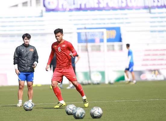 Chưa dừng lại ở đó, chứng kiến "buổi họp" đột suất này, nhiều NHM cho rằng, HLV Park Hang-seo có thể sẽ dùng lại Bùi Tiến Dũng trong trận đấu giữa đội tuyển U22 Việt Nam Campuchia vào ngày 7/12 tới.