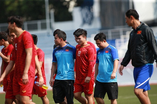 Ở một góc sân khác, Quang Hải cũng đã quay trở lại tập nhẹ với các đồng đội. Chấn thương của Hải "con" thời gian qua được chẩn đoán khá tích cực và rất có thể anh sẽ trở lại nếu đội tuyển U22 Việt Nam vào tới trận chung kết SEA Game 30.