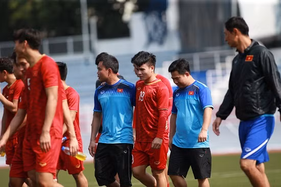 Ở một góc sân khác, Quang Hải cũng đã quay trở lại tập nhẹ với các đồng đội. Chấn thương của Hải "con" thời gian qua được chẩn đoán khá tích cực và rất có thể anh sẽ trở lại nếu đội tuyển U22 Việt Nam vào tới trận chung kết SEA Game 30.