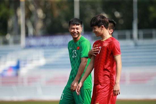 Còn với Văn Toản, sau 2 bàn thua có phần hớ hênh trong trận đấu gặp U22 Thái Lan. Thủ môn này cũng đã có thể nở nụ cười tươi khi Tiến Linh đã sửa sai giúp mình.