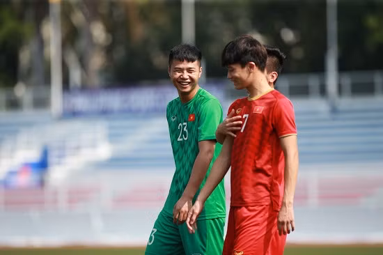 Còn với Văn Toản, sau 2 bàn thua có phần hớ hênh trong trận đấu gặp U22 Thái Lan. Thủ môn này cũng đã có thể nở nụ cười tươi khi Tiến Linh đã sửa sai giúp mình.