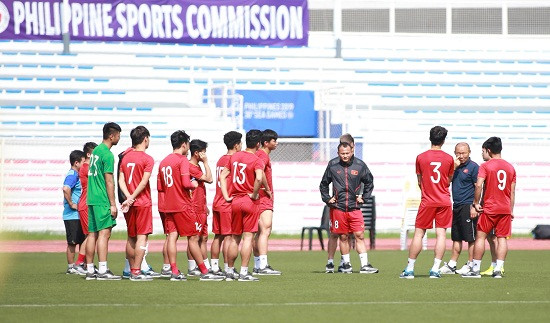 Trong cuộc đối thoại ngắn này, HLV Park Hang-seo muốn tạo cho thủ môn Bùi Tiến Dũng sự tự tin sau pha bắt bóng sai lầm khiến đội tuyển U22 Việt Nam gặp khó trong trận đấu với U22 Indonesia.