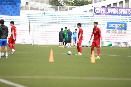 Chính bởi vậy, ngay trong buổi tập đầu tiên chuẩn bị cho trận bán kết với U22 Campuchia, HLV Park Hang-seo đã có cuộc nói chuyện riêng với thủ môn số 1 của đội tuyển U22 Việt Nam là Bùi Tiến Dũng.