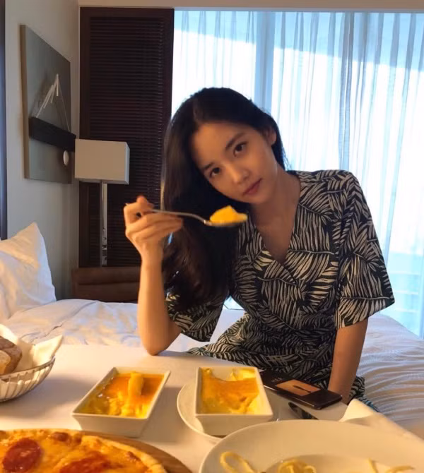 "Đây là quốc phục của Việt Nam chị nha. Mặc quốc phục nước người ta xong phì phèo điếu thuốc lá chị tưởng chị ngầu lắm à, đẹp lắm à? Chị nghĩ sao khi có người mặc Hanbok và hút thuốc. Đừng mang quốc phục ra đùa", một nickname để lại bình luận trên Instagram của Han Seo Hee