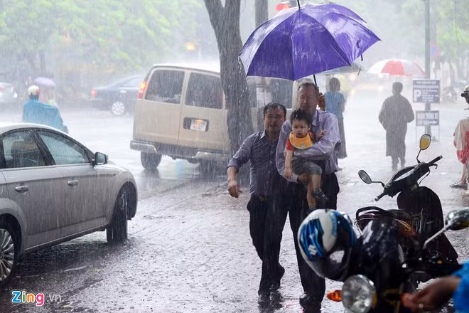  Đại sứ Mỹ tại Việt Nam đã đội mưa tới chùa Quán Sứ để cử hành lễ Vu Lan báo hiếu cha mẹ. Bà Nancy Zimmerman, mẹ của Đại sứ Ted Osius và chị gái Alison Osius cũng đi cùng cha con ông.